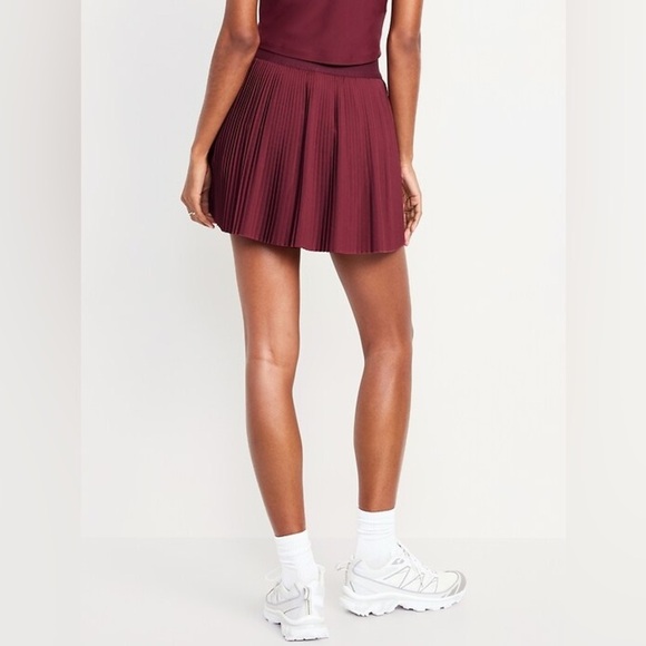 Old Navy Dresses & Skirts - Old Navy Active Burgundy Pleated Skort XS Built In Shorts Athletic Skirt